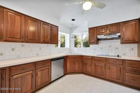 Kitchen - 116 Olde Point Rd, Hampstead, NC 28443 photo 1 of 2