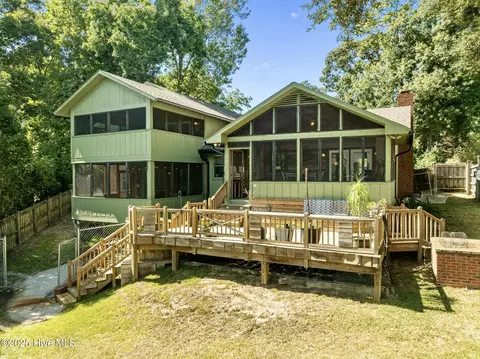 802 Sound View Dr, Hampstead, NC 28443
