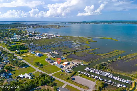 221 Bayview Dr, Harkers Island, NC 28531