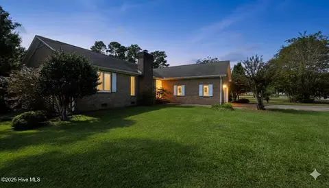 812 Pelican Dr, New Bern, NC 28560