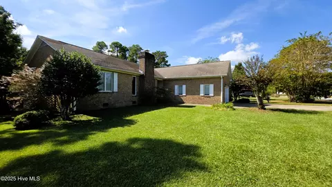 812 Pelican Dr, New Bern, NC 28560
