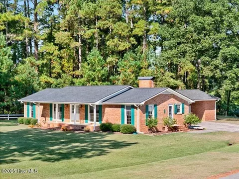 293 White Pine Rd, Lake Waccamaw, NC 28450