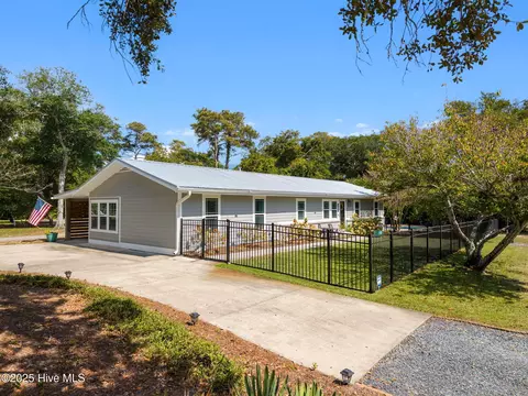 202 NE 40th St, Oak Island, NC 28465