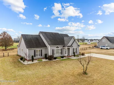 2532 Plumosa Dr, Grimesland, NC 27837