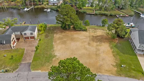5710 Gondolier Dr, New Bern, NC 28560