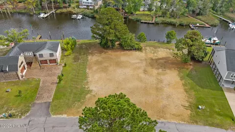5710 Gondolier Dr, New Bern, NC 28560