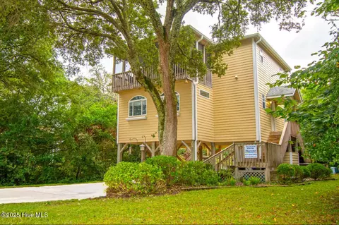 109 Pinewood Pl, Emerald Isle, NC 28594