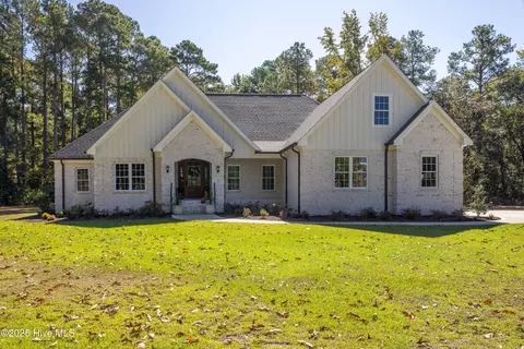 310 Fox Lake Dr, Clinton, NC 28328