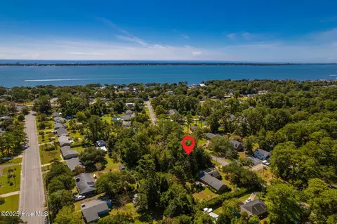 211 Larkin St, Morehead City, NC 28557