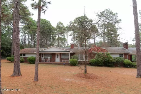 303 Dogwood Ln, Hamlet, NC 28345