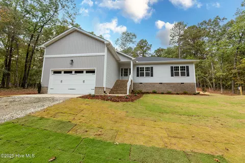 104 Shropshire Ln, West End, NC 27376