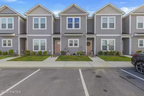 624 Jacks Crossing Dr, Hubert, NC 28539