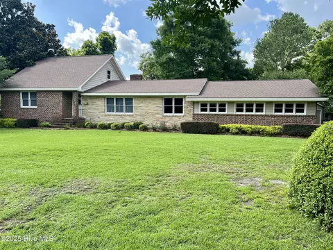 513 E Westbrook St, Wallace, NC 28466