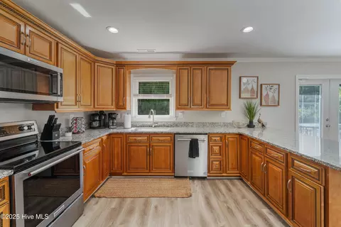 Kitchen - 648 Hughes Rd, Hampstead, NC 28443 photo 7 of 8