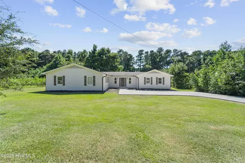 648 Hughes Rd, Hampstead, NC 28443