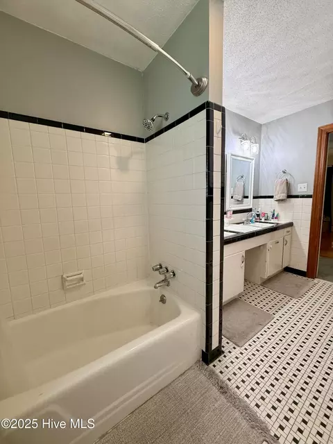 Bath - 1005 Pinecrest St, Williamston, NC 27892 photo 6 of 11