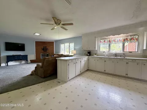 Kitchen - 1005 Pinecrest St, Williamston, NC 27892 photo 5 of 9