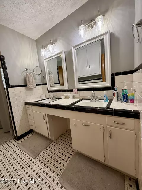 Bath - 1005 Pinecrest St, Williamston, NC 27892 photo 8 of 11