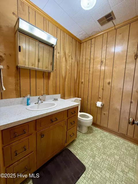 Bath - 1005 Pinecrest St, Williamston, NC 27892 photo 10 of 11
