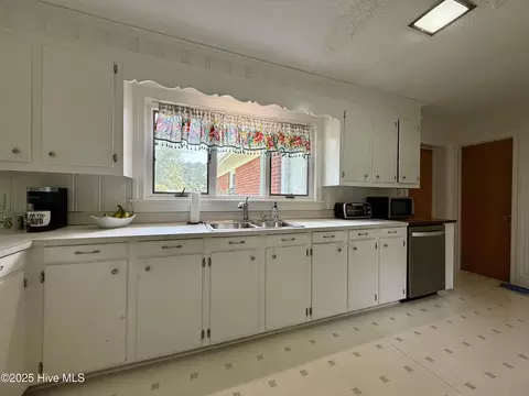 Kitchen - 1005 Pinecrest St, Williamston, NC 27892 photo 2 of 9