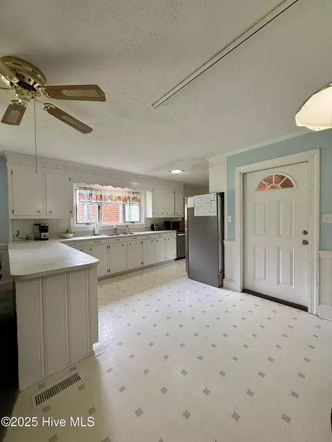 Kitchen - 1005 Pinecrest St, Williamston, NC 27892 photo 6 of 9