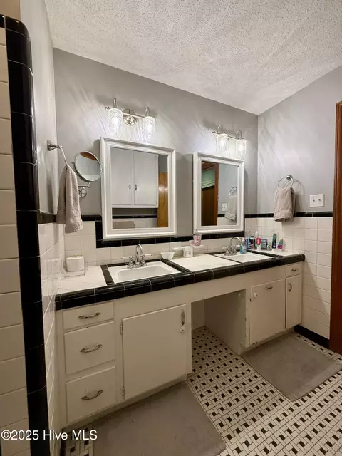 Bath - 1005 Pinecrest St, Williamston, NC 27892 photo 5 of 11