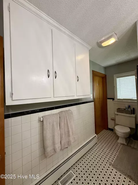 Bath - 1005 Pinecrest St, Williamston, NC 27892 photo 9 of 11
