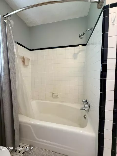 Bath - 1005 Pinecrest St, Williamston, NC 27892 photo 7 of 11