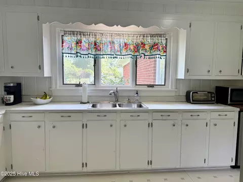 Kitchen - 1005 Pinecrest St, Williamston, NC 27892 photo 4 of 9