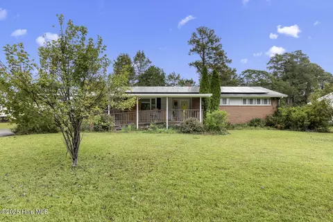 712 Page Dr, Jacksonville, NC 28540