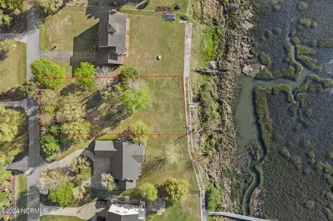 110 Inlet Ct, Hampstead, NC 28443