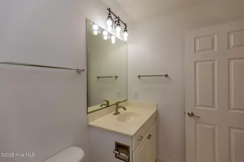 Bath - 130 Tamarisk Ln, Pinehurst, NC 28374 photo 6 of 7