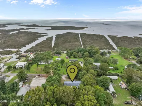 92 Mosley Ln, Wanchese, NC 27981