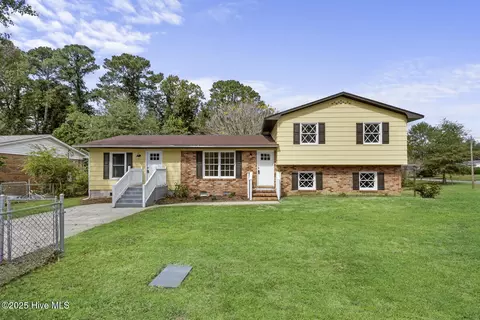 406 Carole Dr, Jacksonville, NC 28540