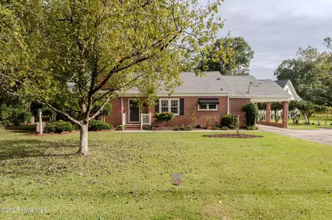 504 S Walker St, Burgaw, NC 28425