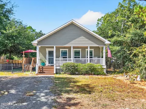 147 NE 8th St, Oak Island, NC 28465