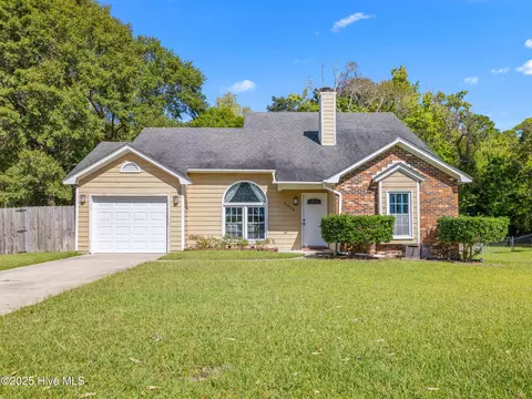 2678 Idlebrook Cir, Midway Park, NC 28544