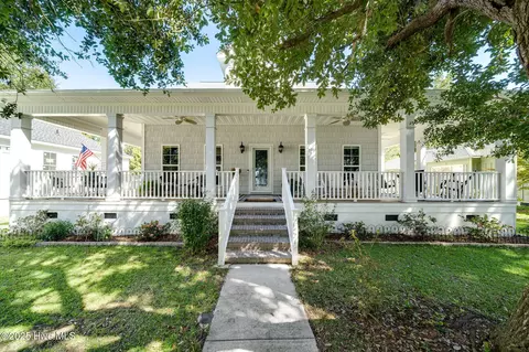 212 Lakeshore Dr, Lake Waccamaw, NC 28450