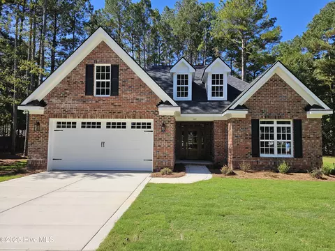 107 Village Cir, Clinton, NC 28328