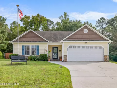 208 Demetrius Ct, Hubert, NC 28539