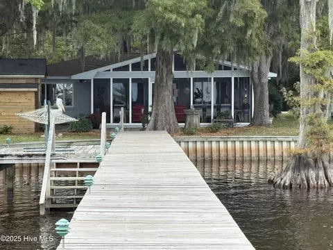 802 Canal Cove Rd, Lake Waccamaw, NC 28450