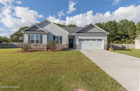 102 Deacons Ridge Rd, Hubert, NC 28539