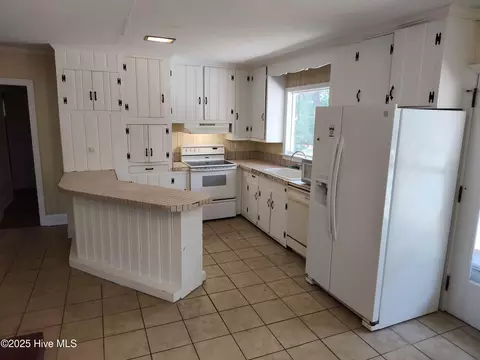 Kitchen - 355 S Peach St, Pinebluff, NC 28373 photo 1 of 1