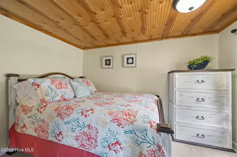 Bedroom - 618 Creek Dr, Hampstead, NC 28443 photo 4 of 9