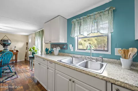 Kitchen - 618 Creek Dr, Hampstead, NC 28443 photo 4 of 5