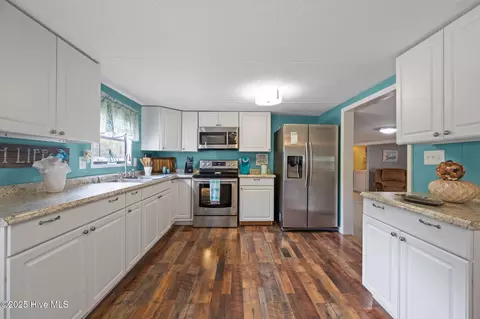 Kitchen - 618 Creek Dr, Hampstead, NC 28443 photo 1 of 5
