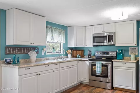 Kitchen - 618 Creek Dr, Hampstead, NC 28443 photo 5 of 5
