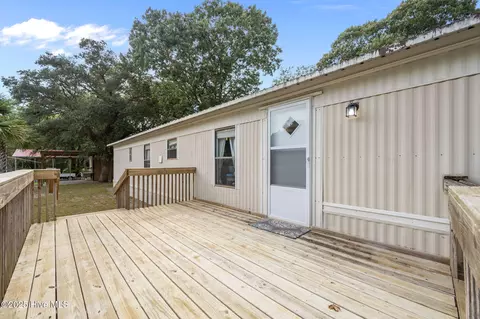 Exterior - 618 Creek Dr, Hampstead, NC 28443 photo 6 of 7