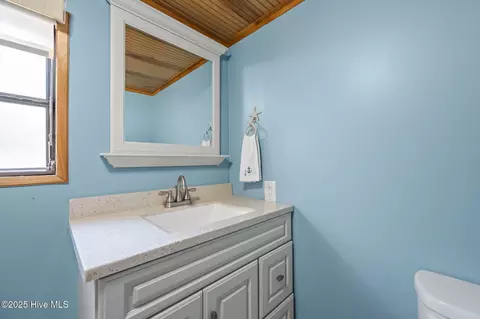 Bath - 618 Creek Dr, Hampstead, NC 28443 photo 4 of 5