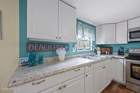 Kitchen - 618 Creek Dr, Hampstead, NC 28443 photo 2 of 5